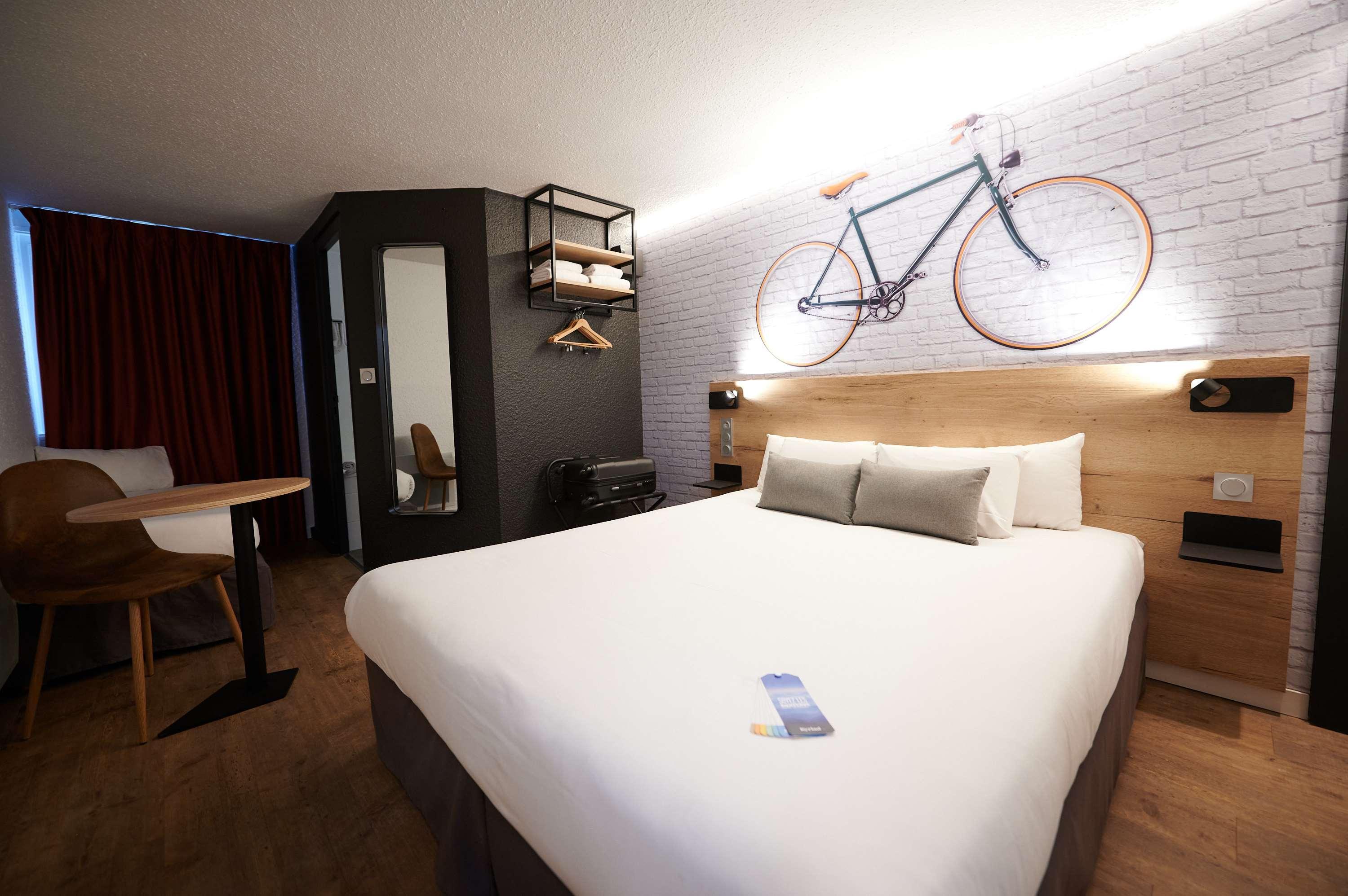 Kyriad Hotel Laval Laval  Bagian luar foto