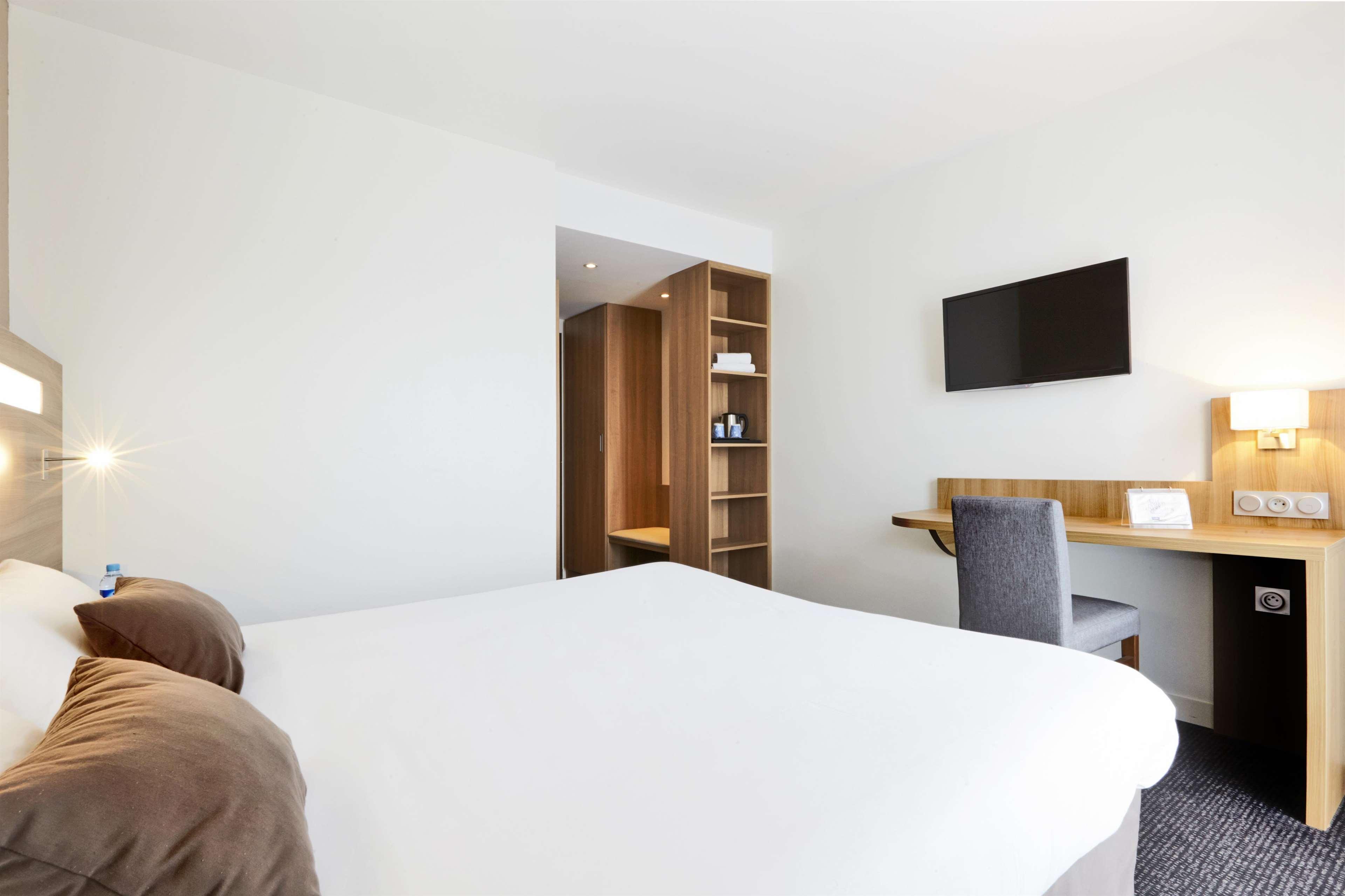 Kyriad Hotel Laval Laval  Bagian luar foto